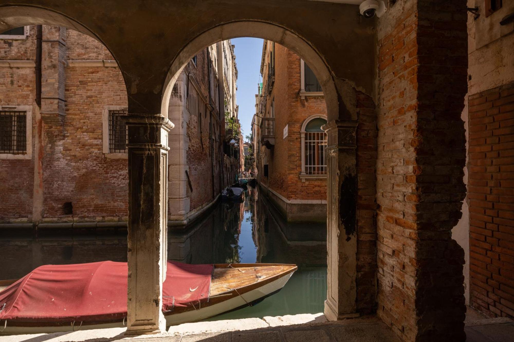 Sant'aponal Cozy With Balcony R&r Apartment Venice