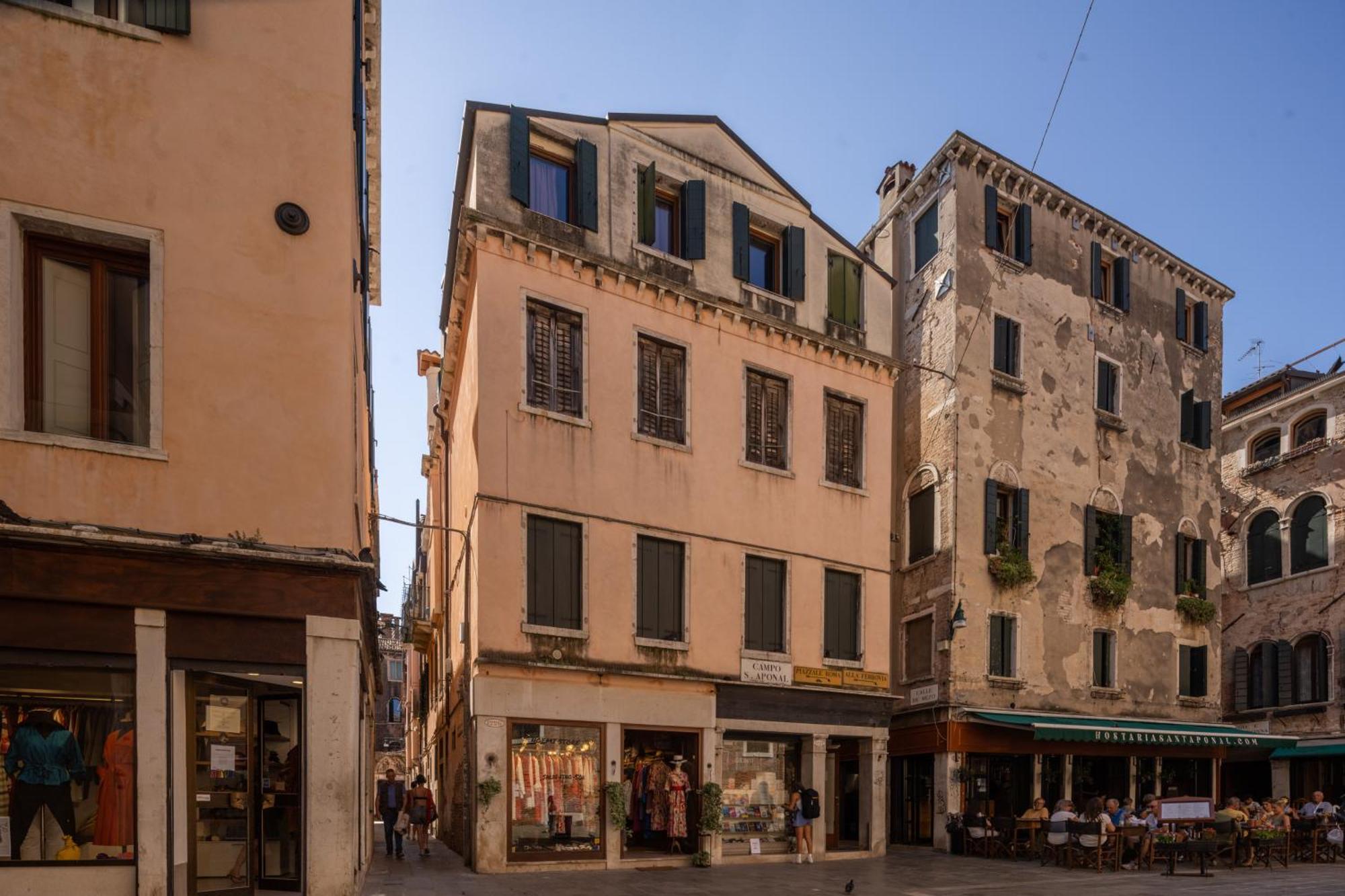 Apartment Sant'aponal Cozy With Balcony R&r