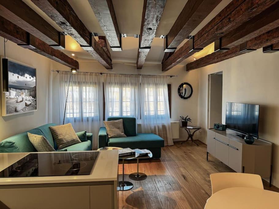 Sedo3032a • • Luxury House • *