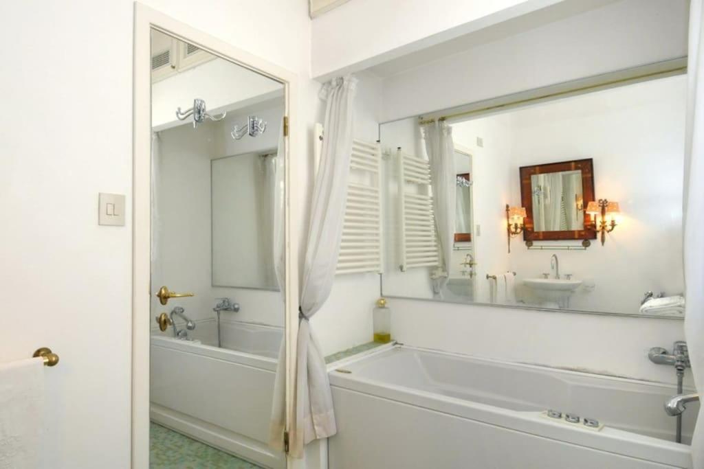 Salute Apartment *