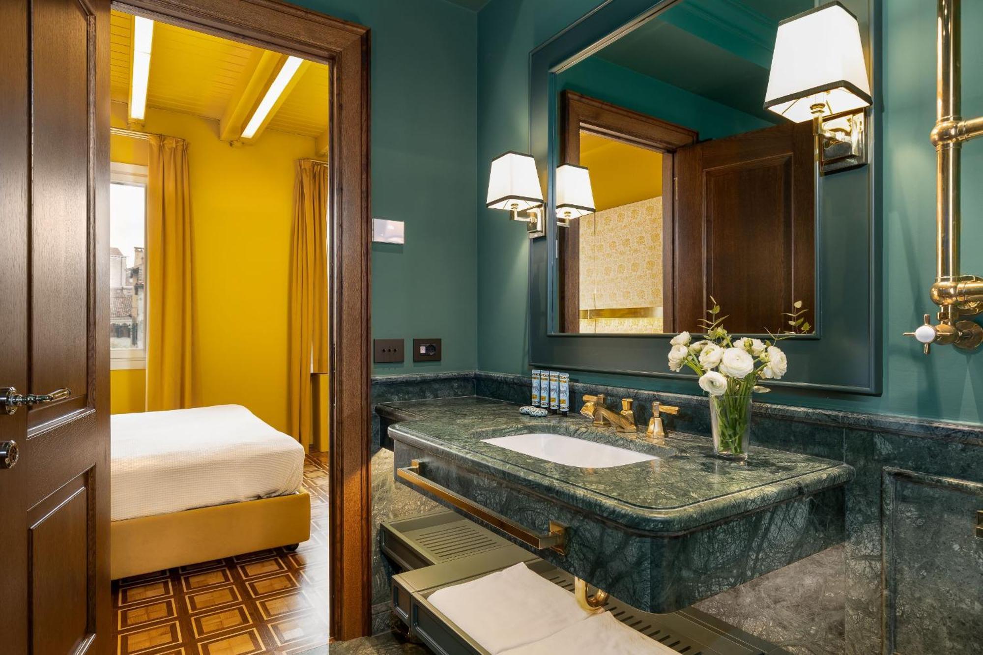 Dimora San Trovaso Enchanting Four-bedrooms Apartment Venice