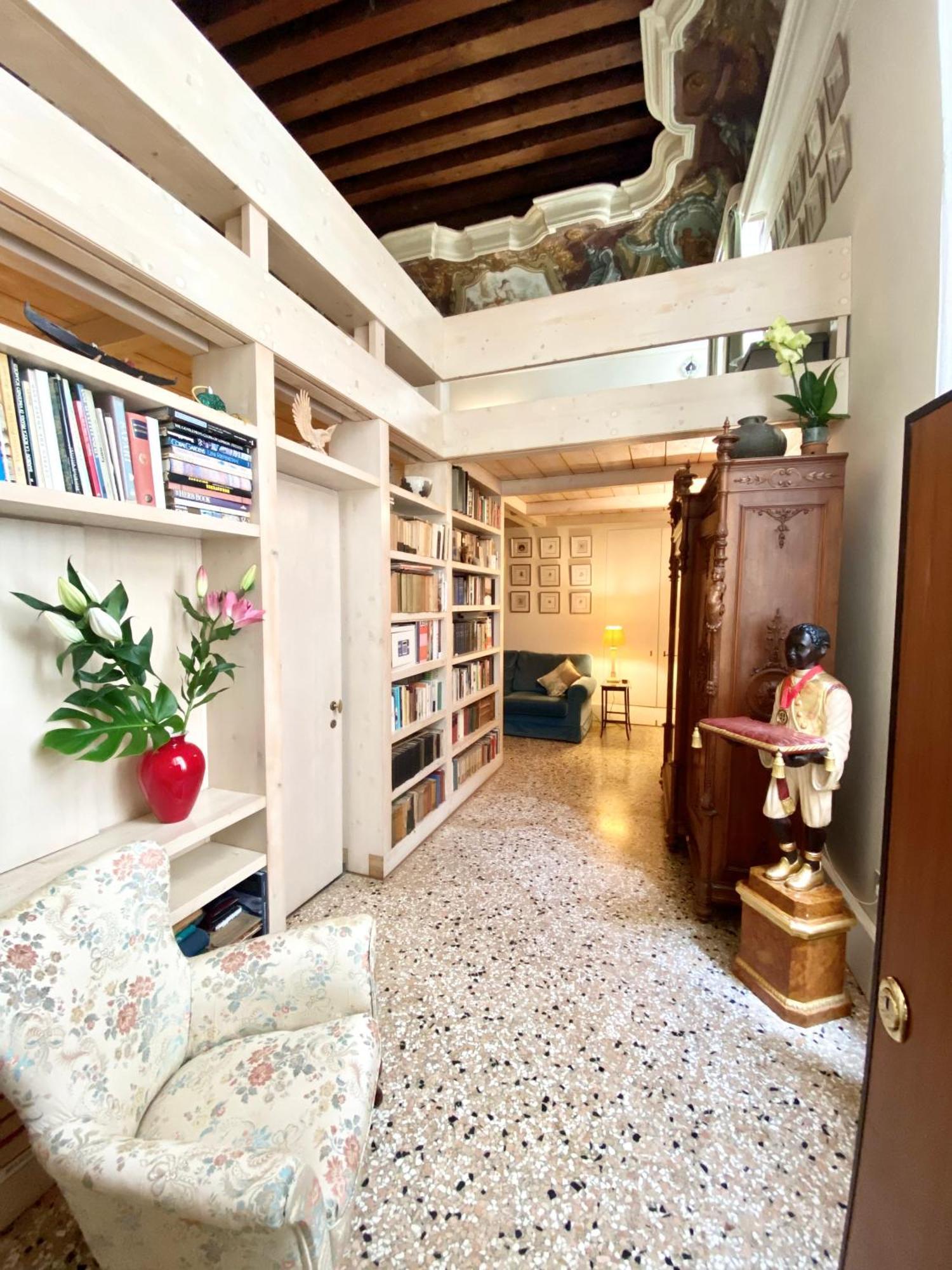 Palace Luxury Apartment *