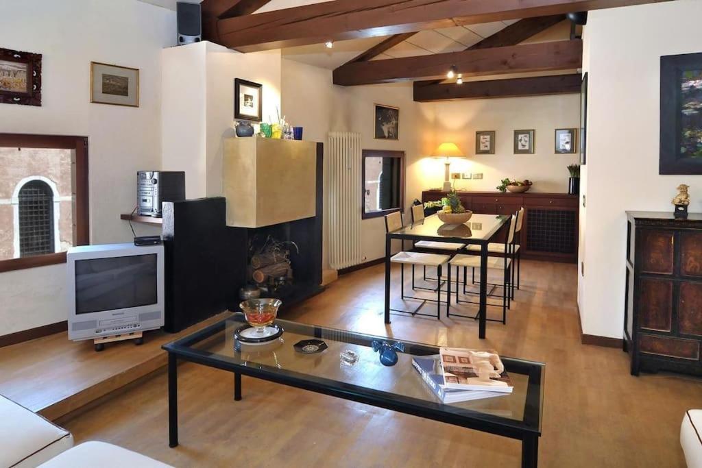 Ca' Della Tana Charming In Biennale Area Apartment