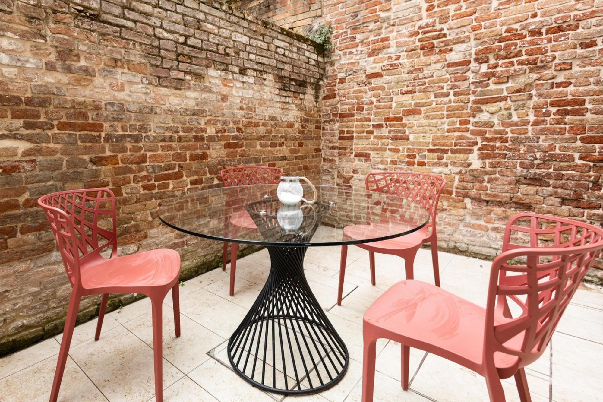 Peggy's Retreat Luxbotiquehome ~ Wifi + Patio Apartamento
