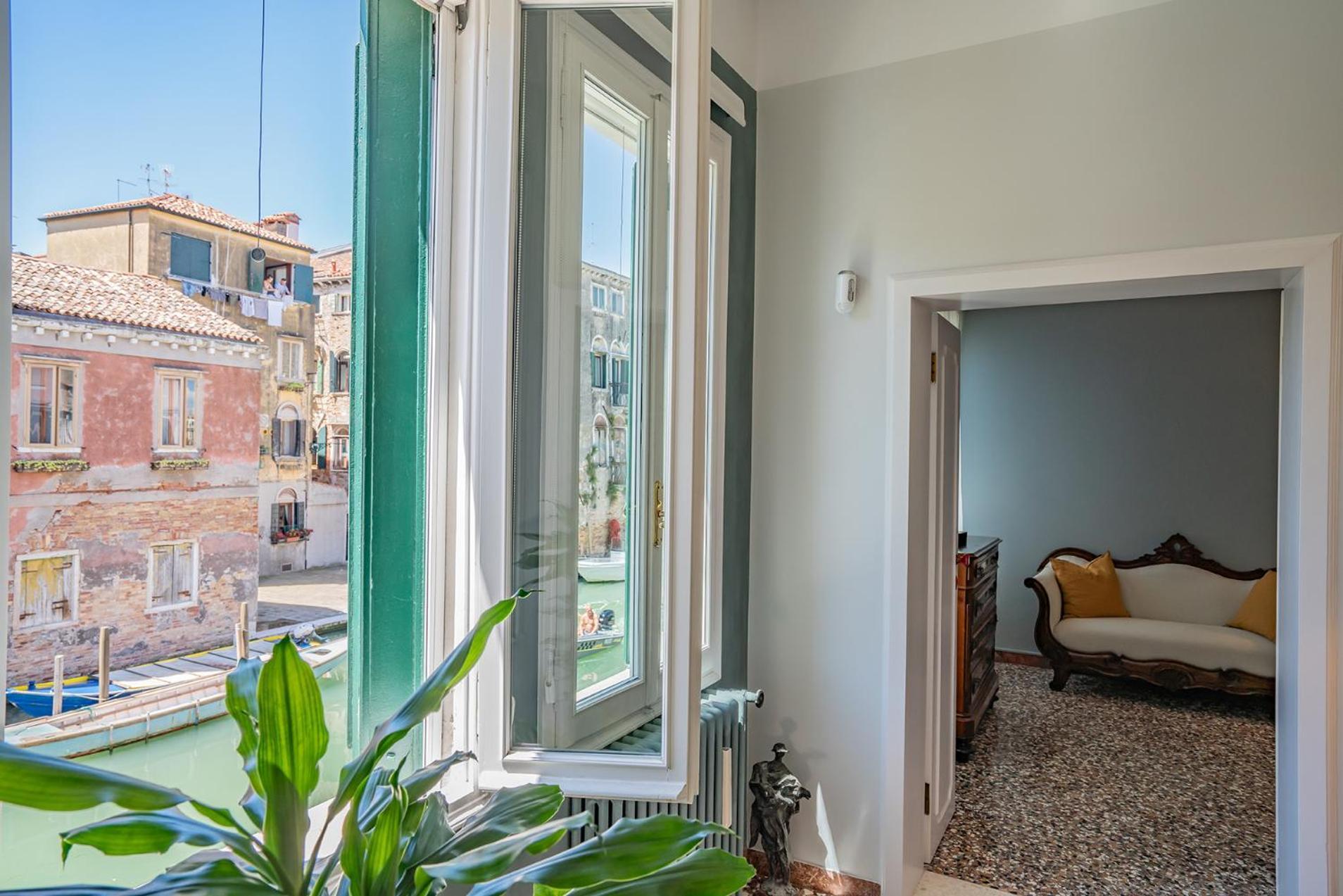 Apartment Casa Della Sensa 1 Garden & Canal View Venice