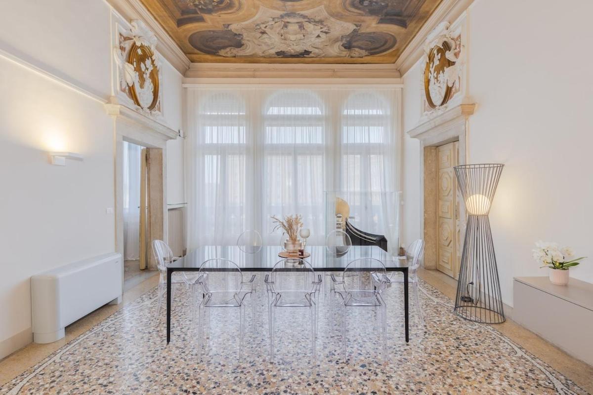 Luxury Calatrava - In Venetian Palazzo Venezia