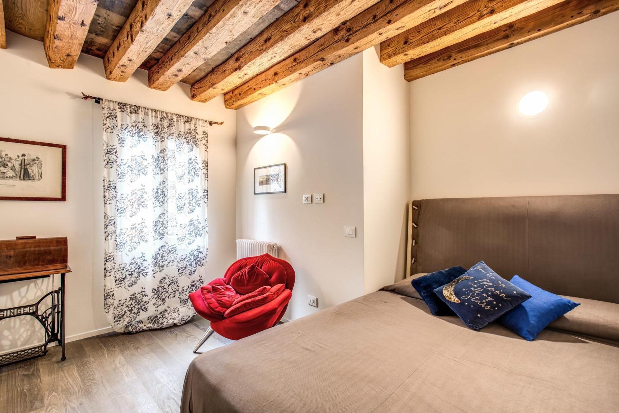 Stunning Venetian By Biennale Gardens Apartment