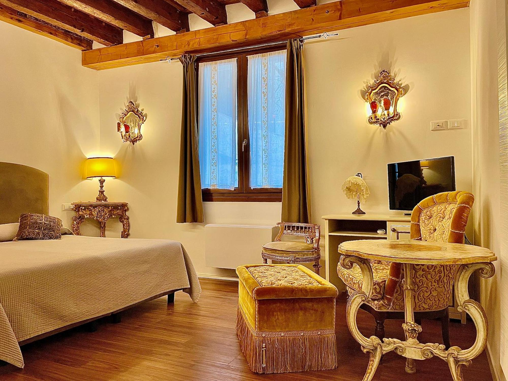 Console Inn Venice