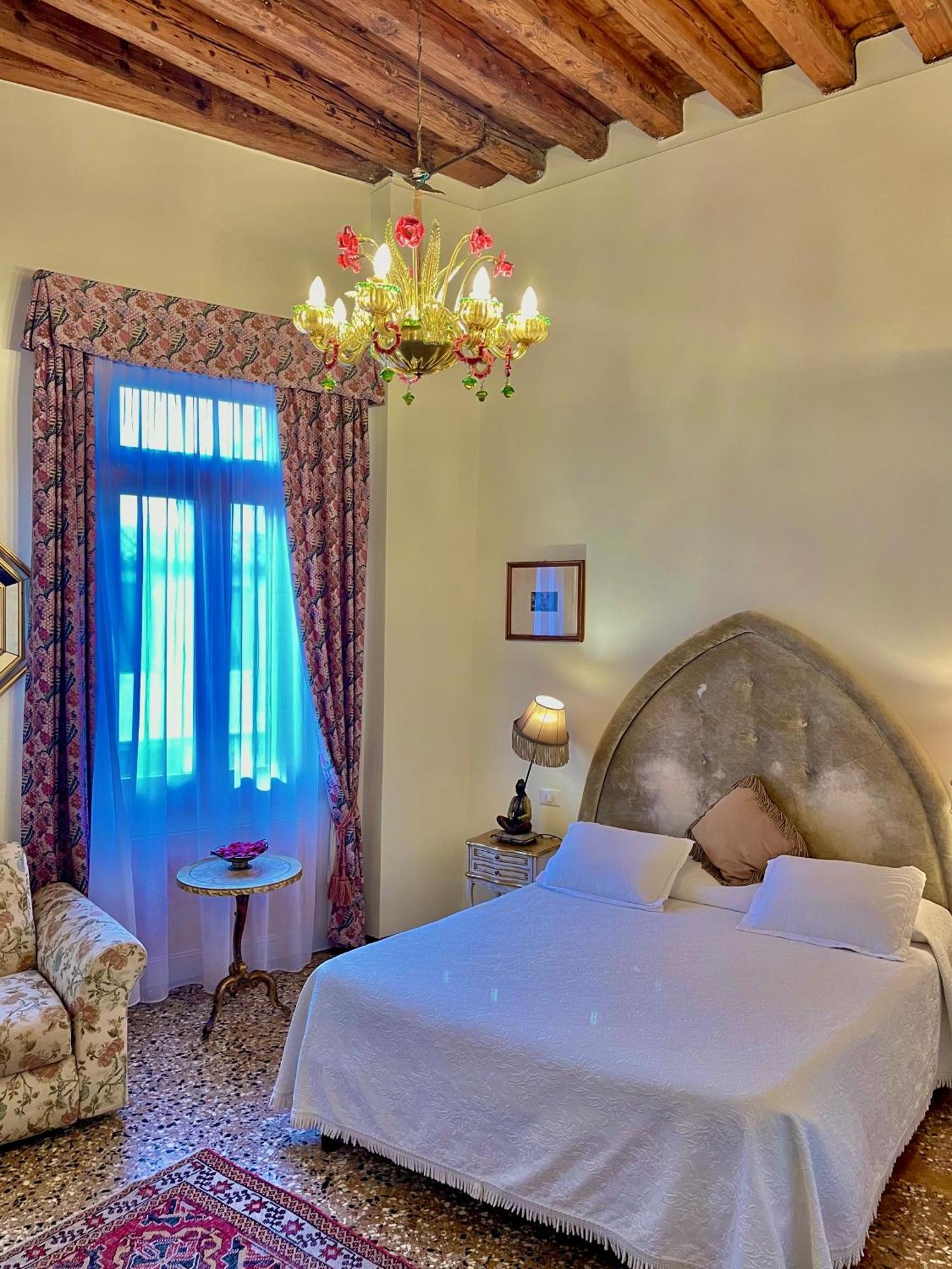 Inn Console Venice