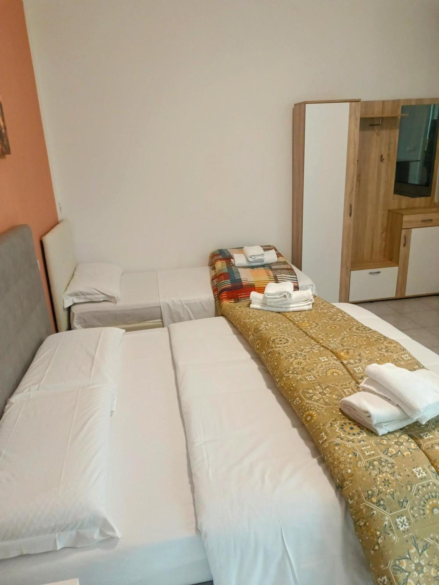 Venice Apartments *