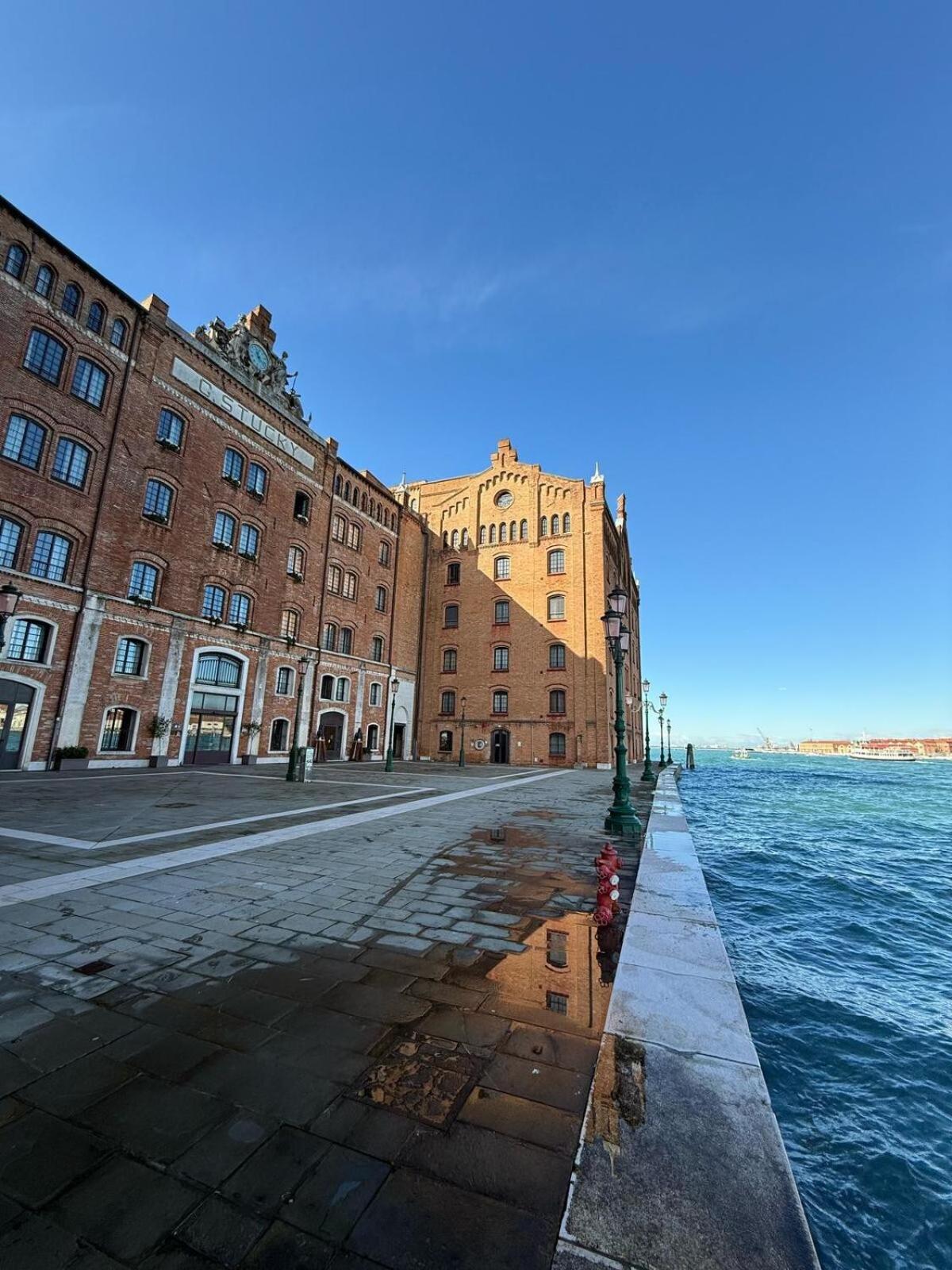 Molino Stucky Chimera - Canal View Venice