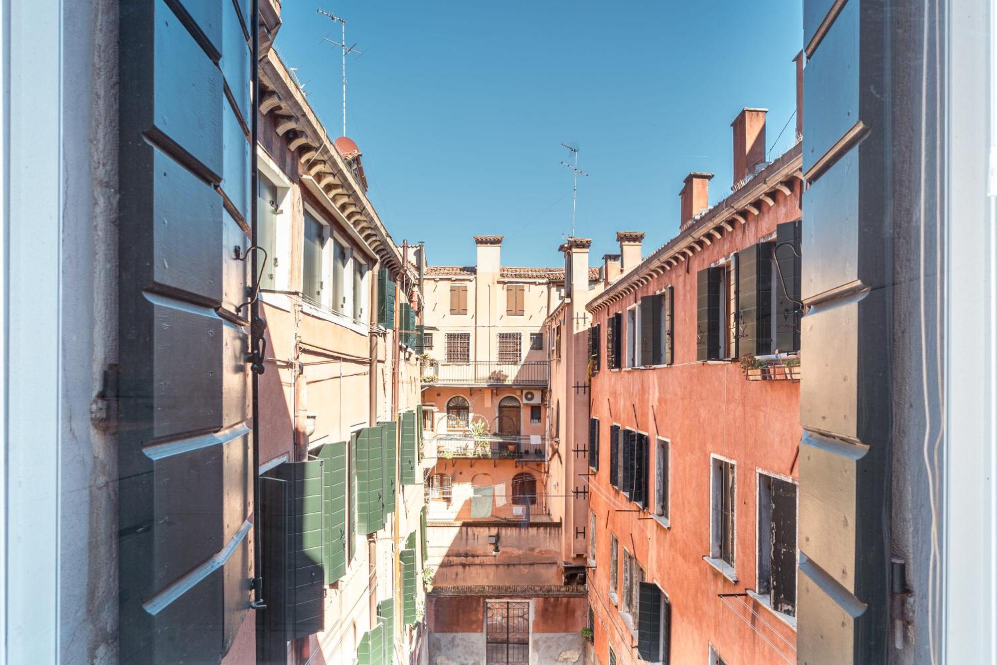 In The Center Of Near The Rialto Bridge *