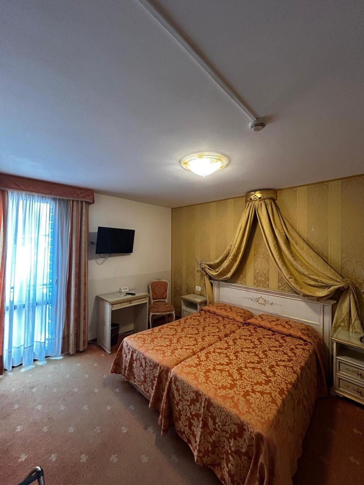 Ambassador Tre Rose Hotel 3*