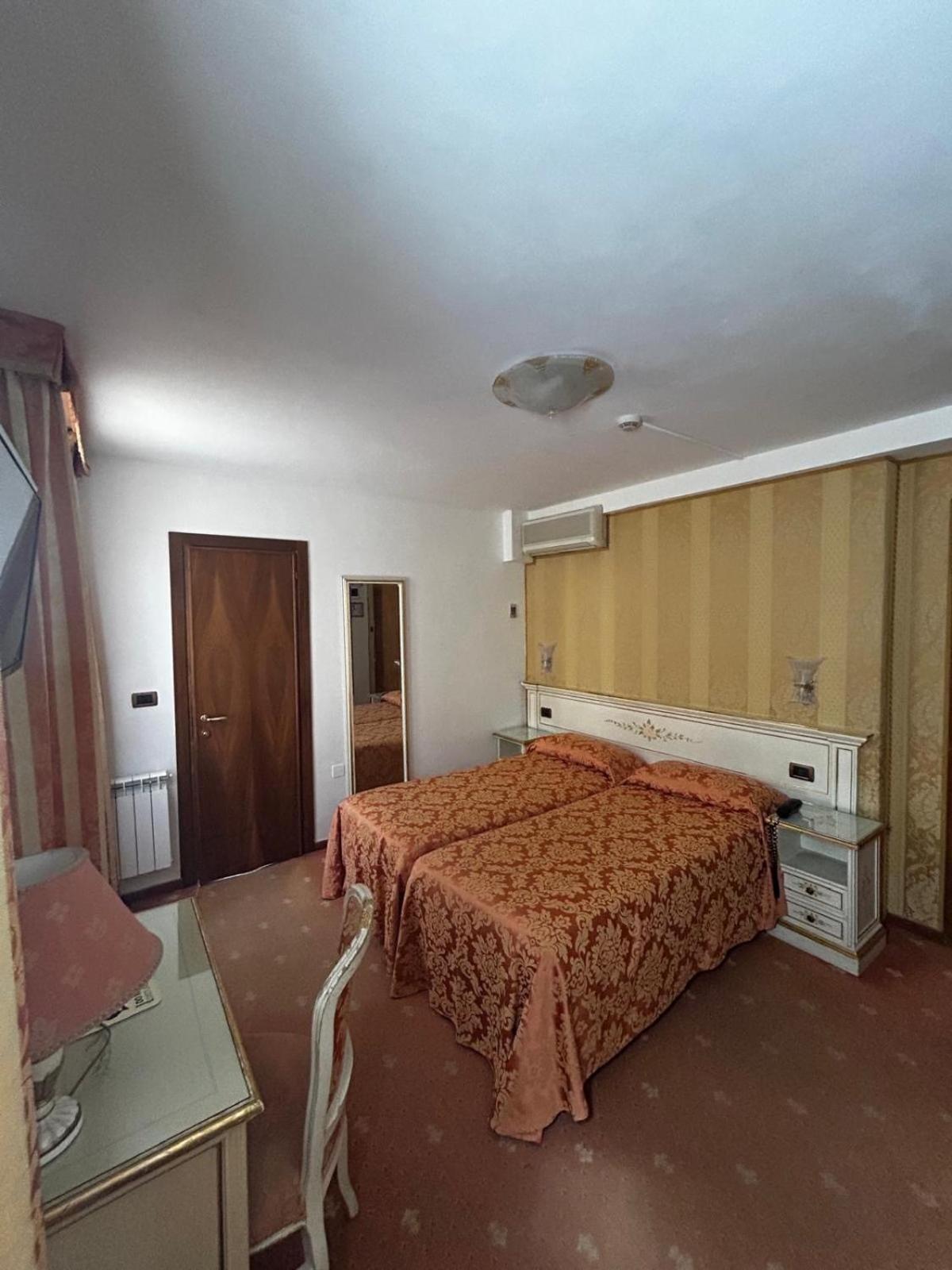 Hotel Ambassador Tre Rose Venice