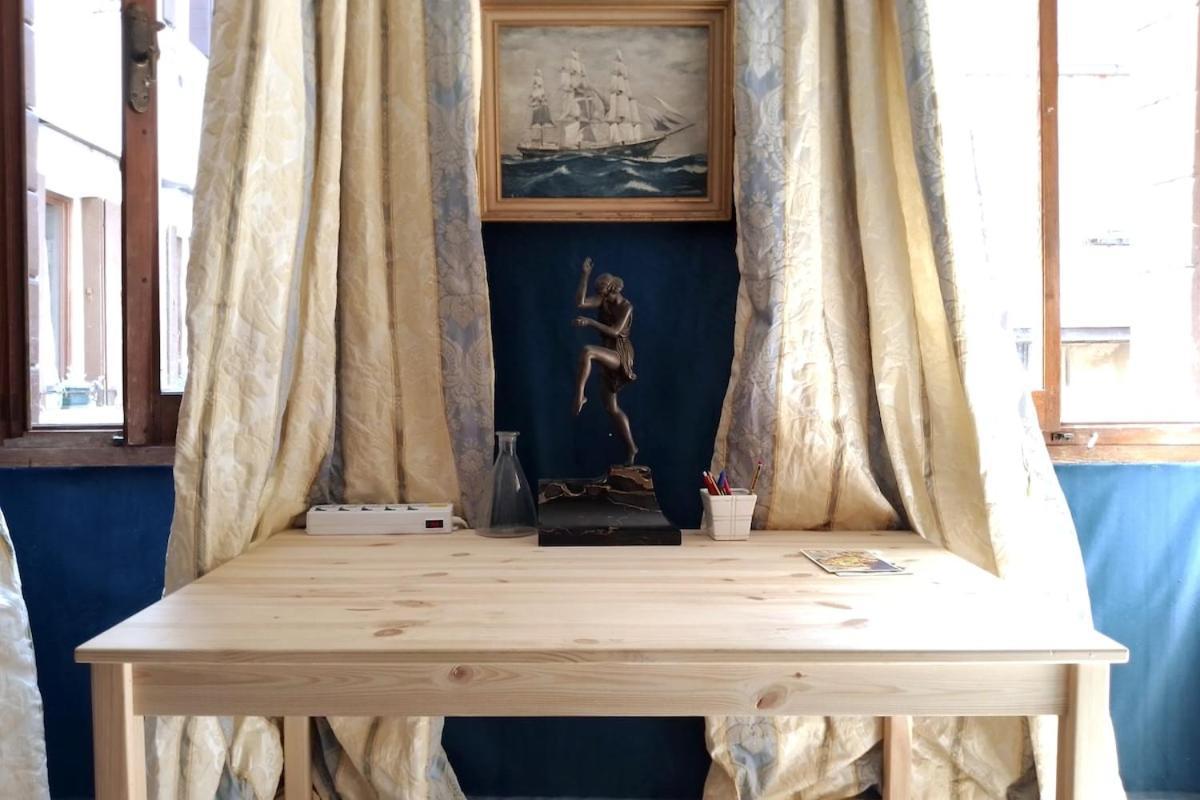 Spacious Artist's On Canal In Center - 100 Square Meters *