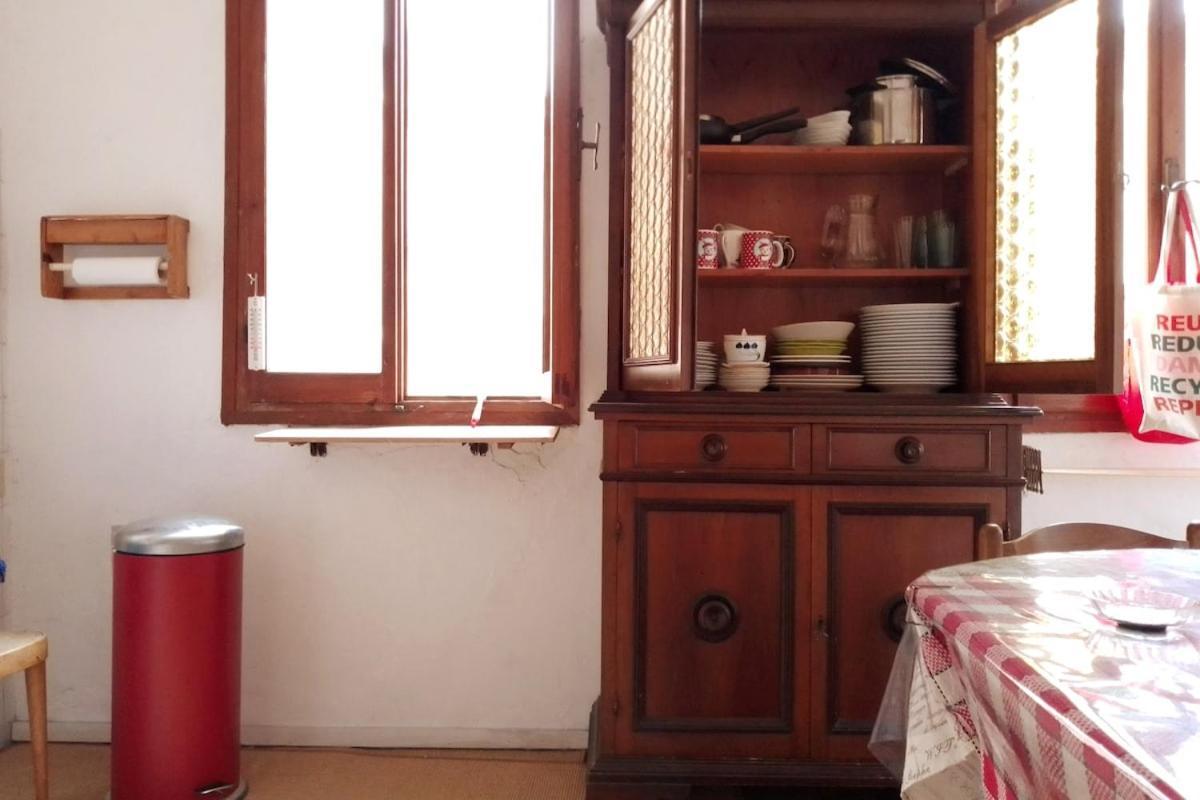 Spacious Artist's On Canal In Center - 100 Square Meters Apartment