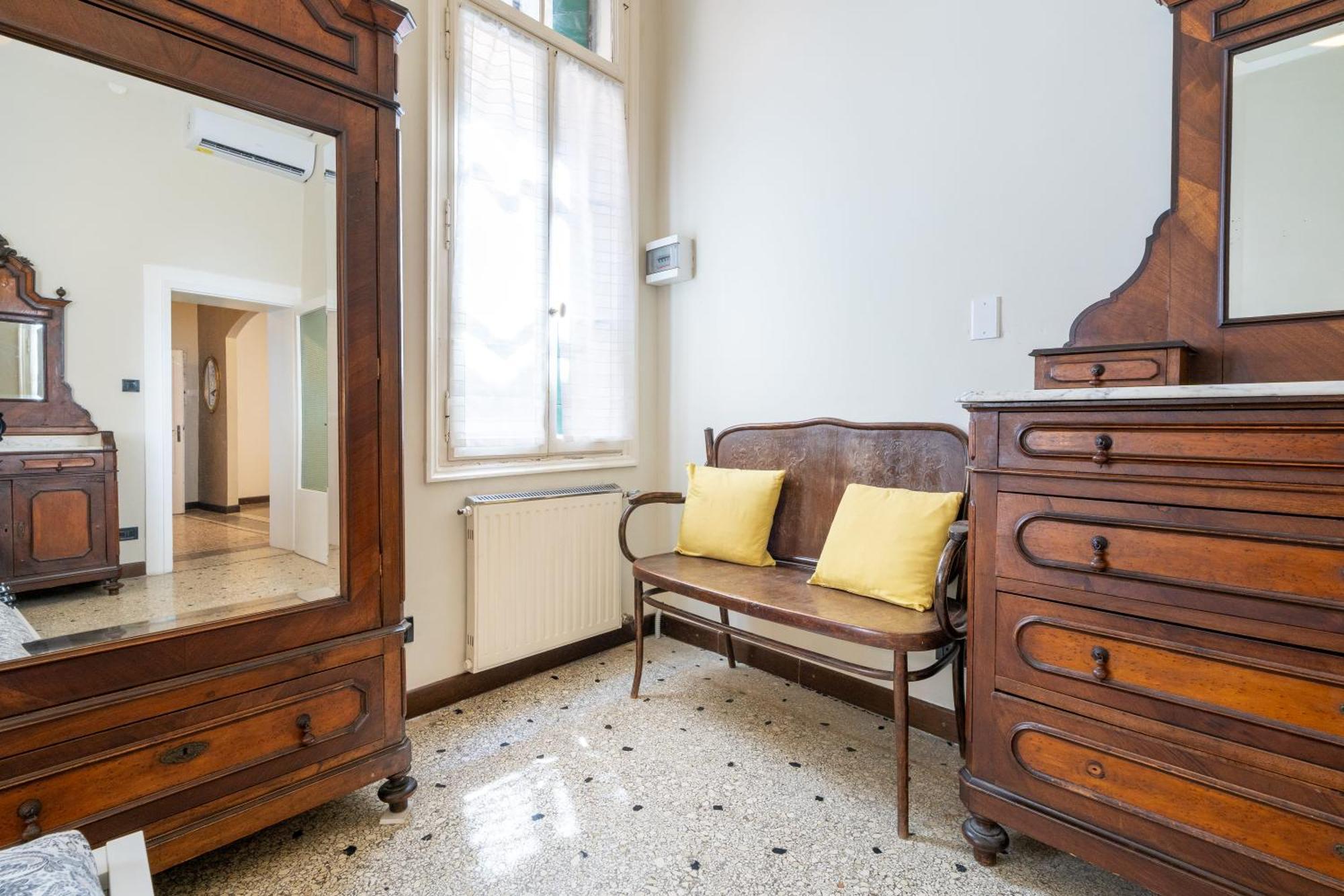 Apartment Vintage Charm & Color, And Spacious