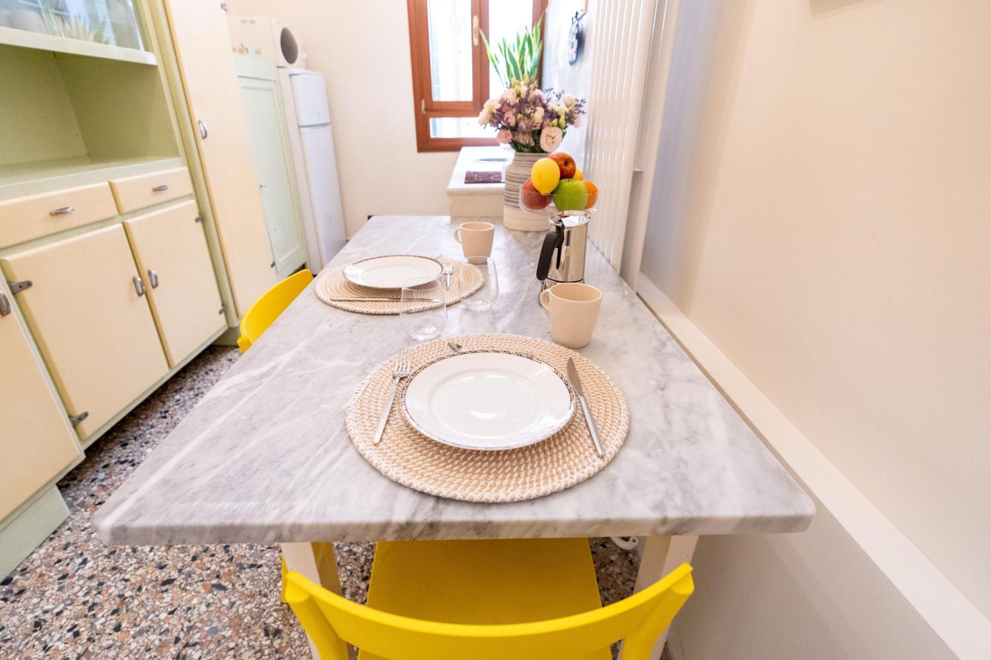 Apartment Vintage Charm & Color, And Spacious Venice