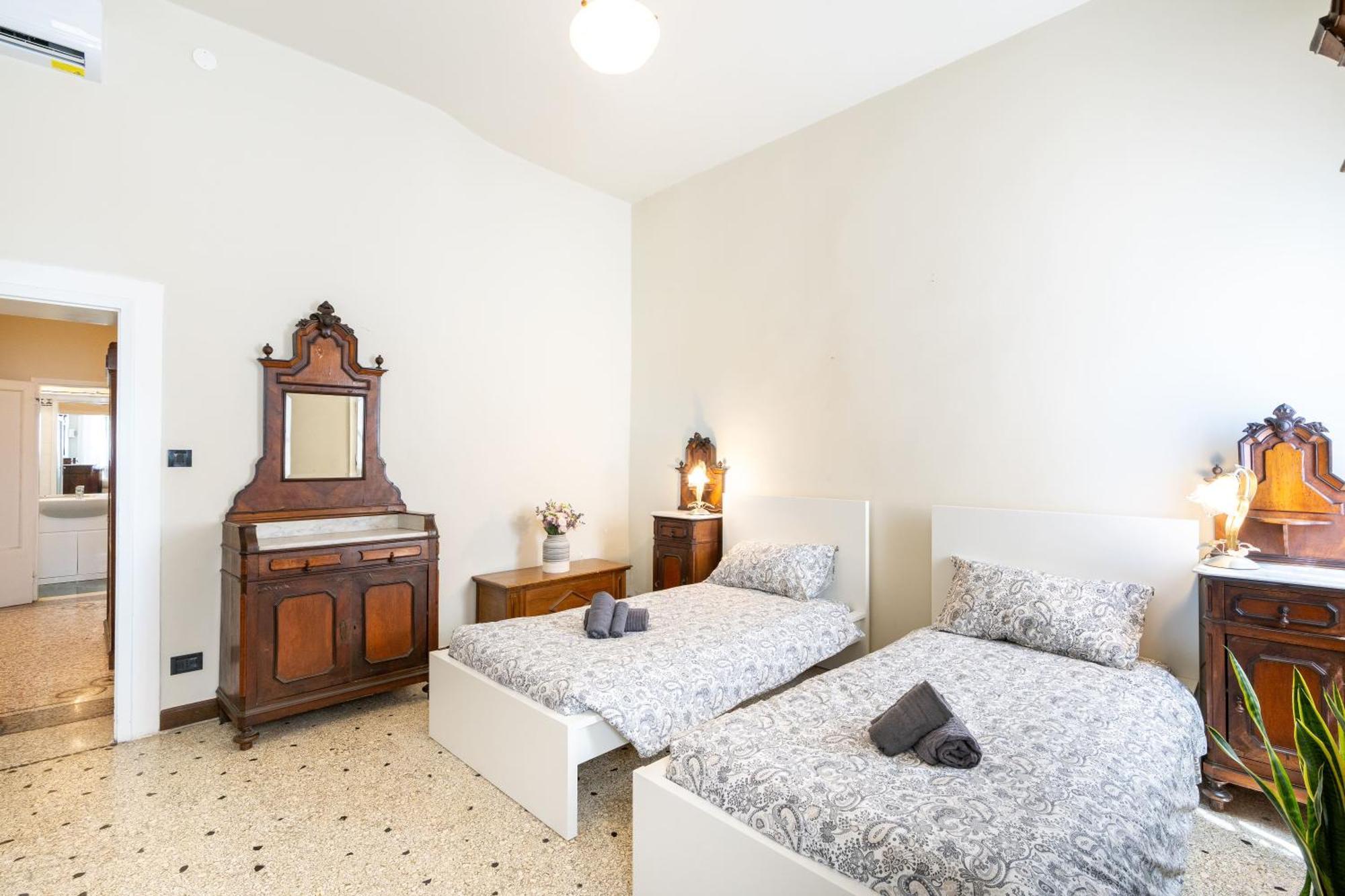 Vintage Charm & Color, And Spacious Apartment *