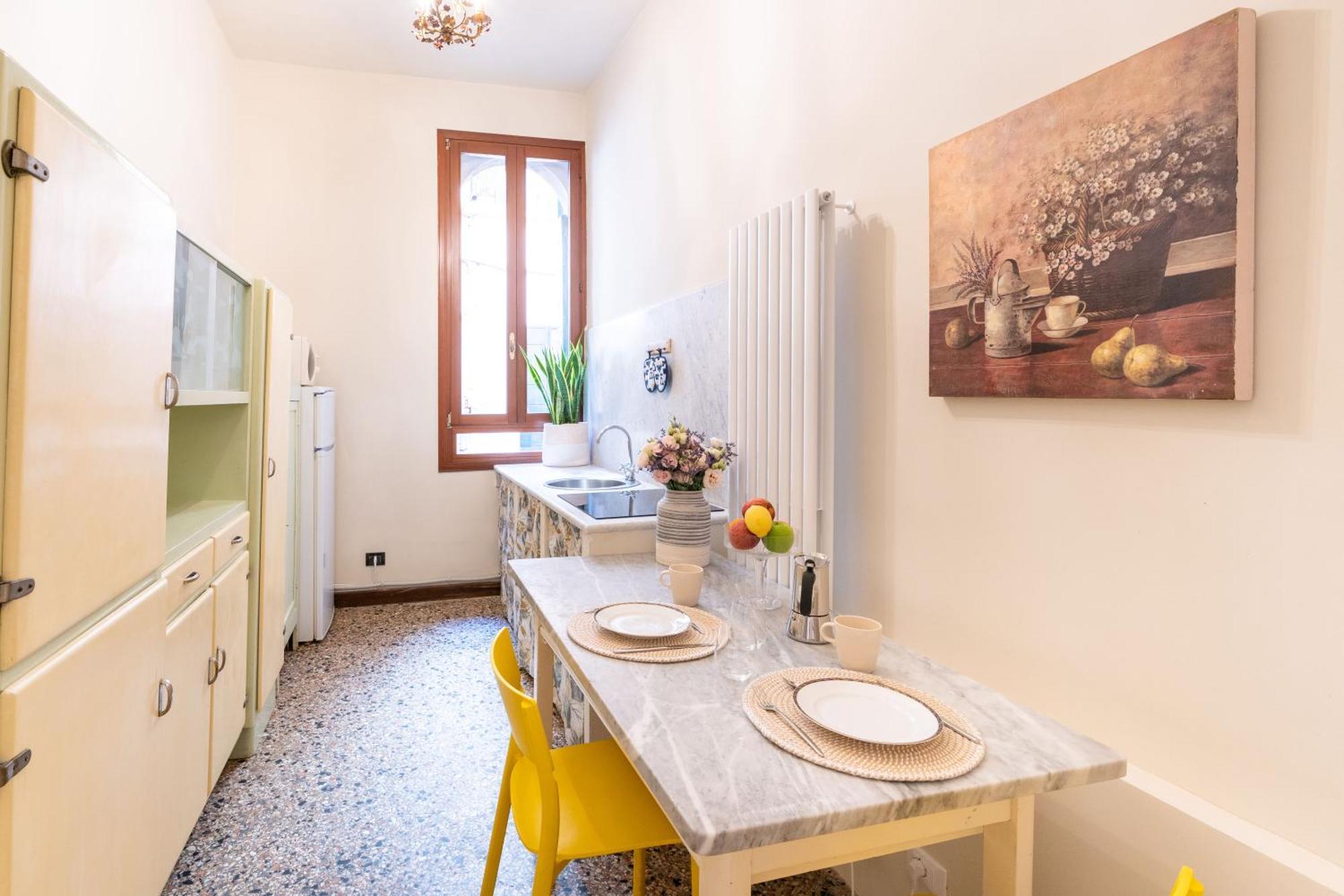Vintage Charm & Color, And Spacious Apartment Venice