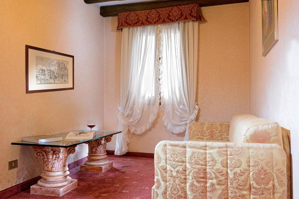 Hotel Ambassador Tre Rose Venice