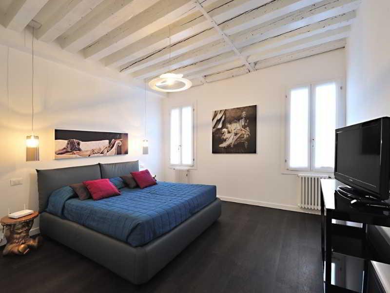 Art Deco Apartment *