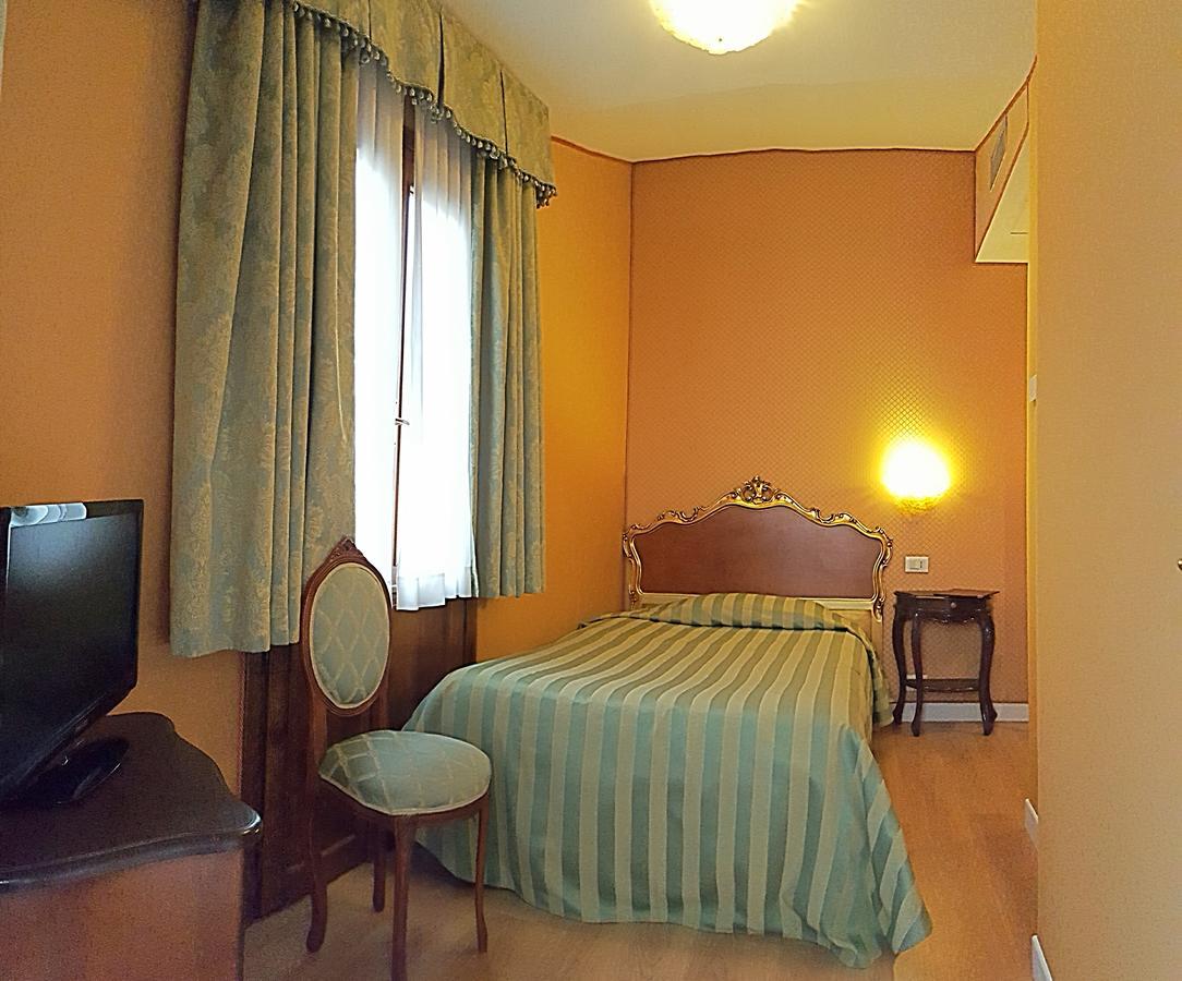 Canal Hotel 3*