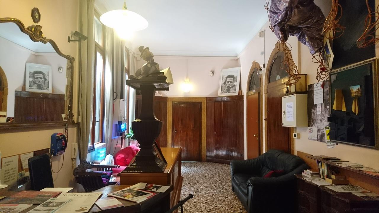 Youth Palace Hostel *