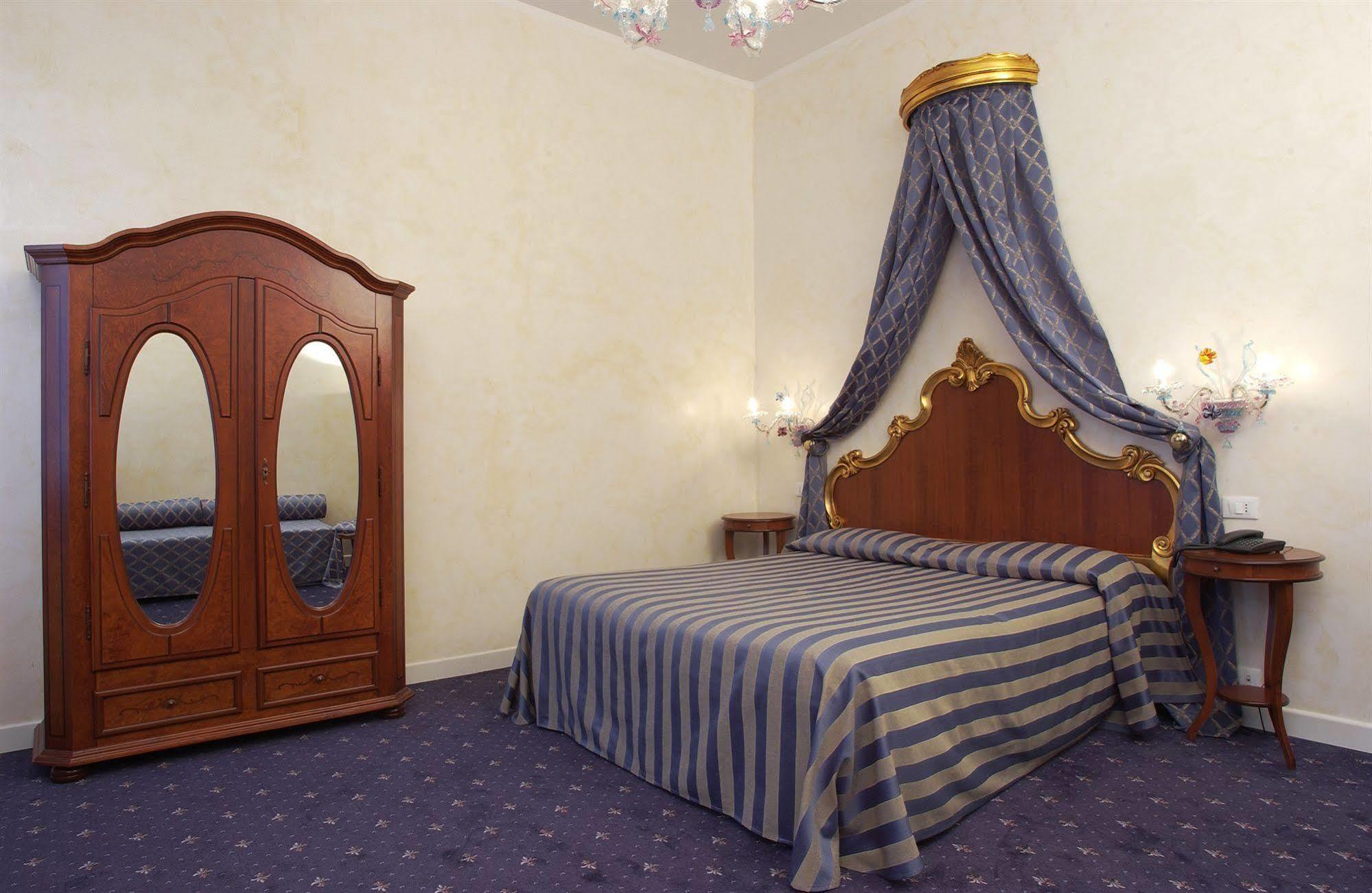 Canal Hotel 3*