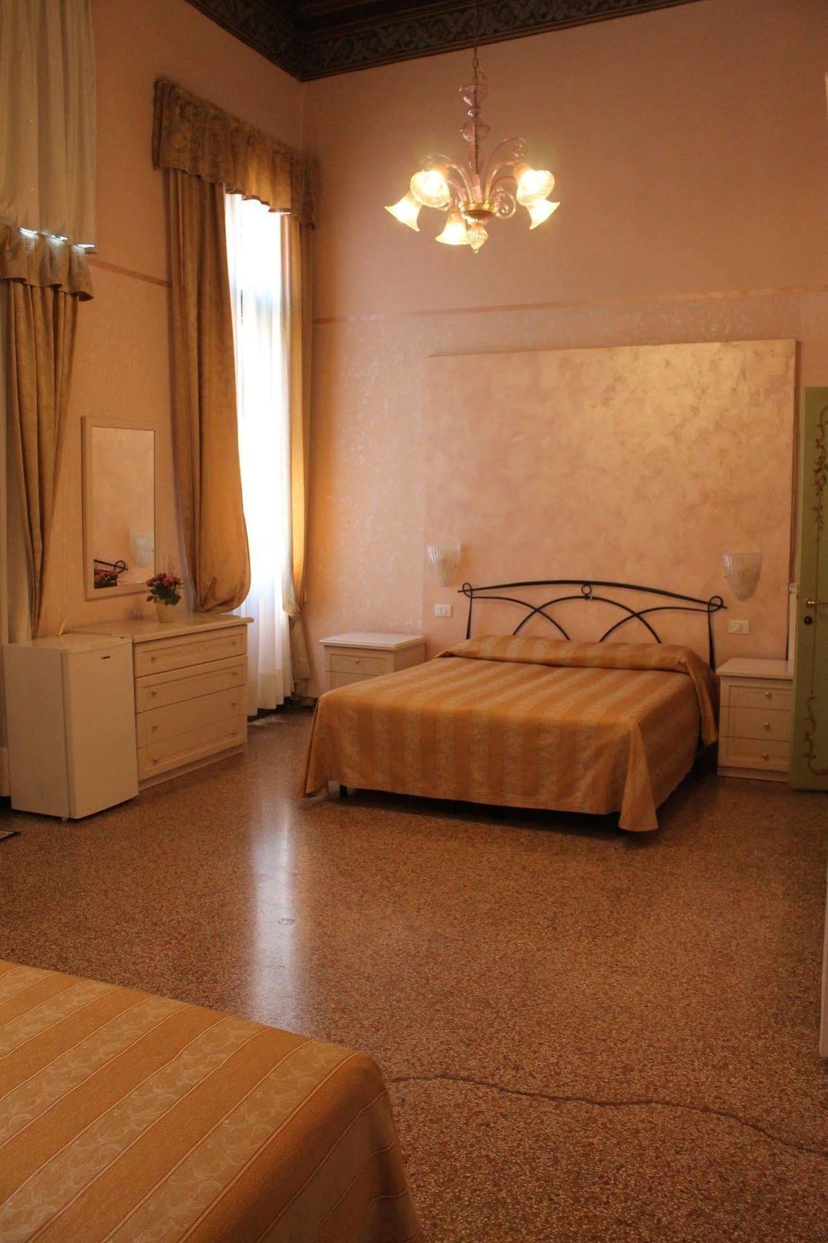 Lion Morosini Palace * Veneza