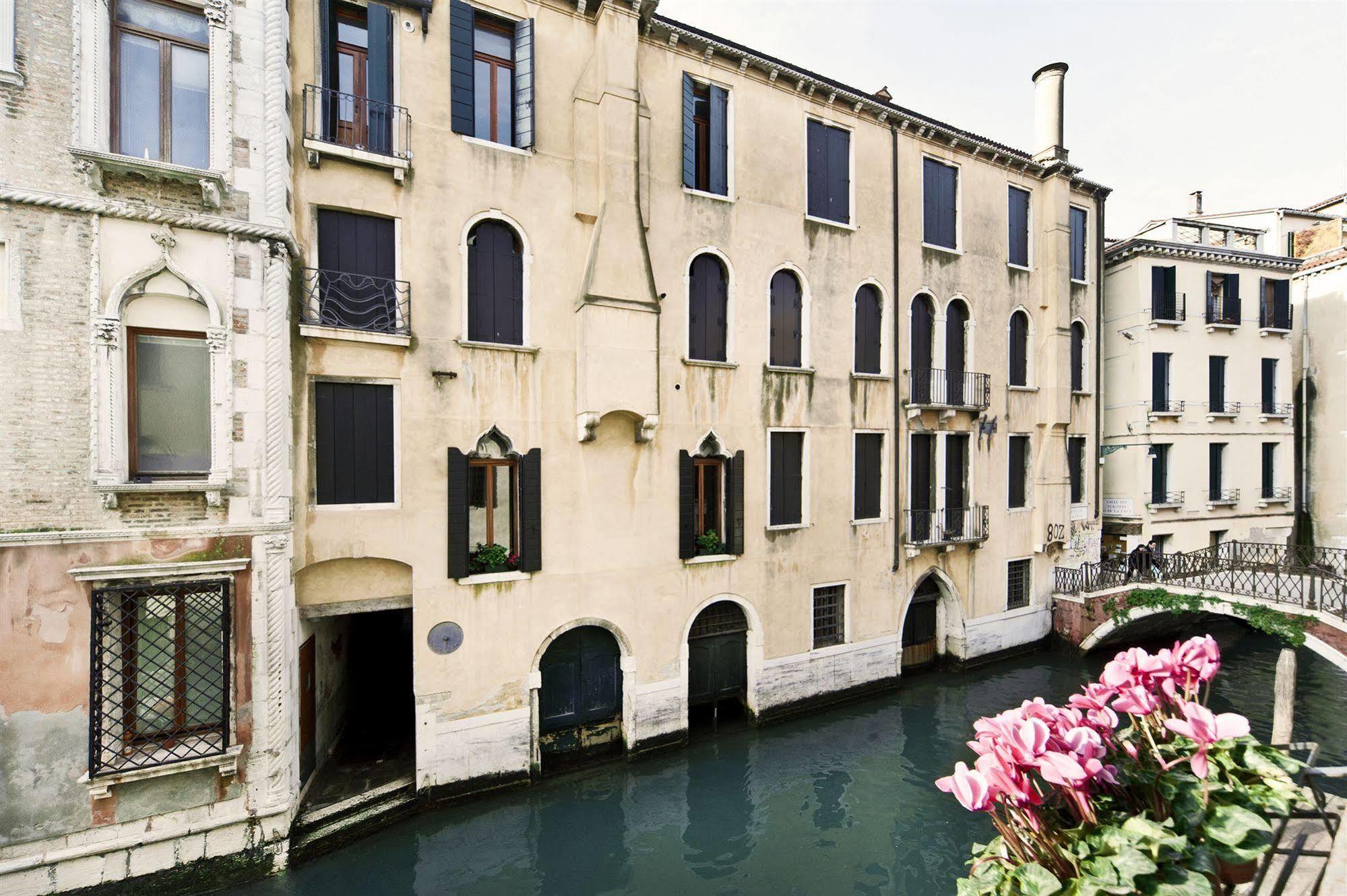 Fava Hotel 2*