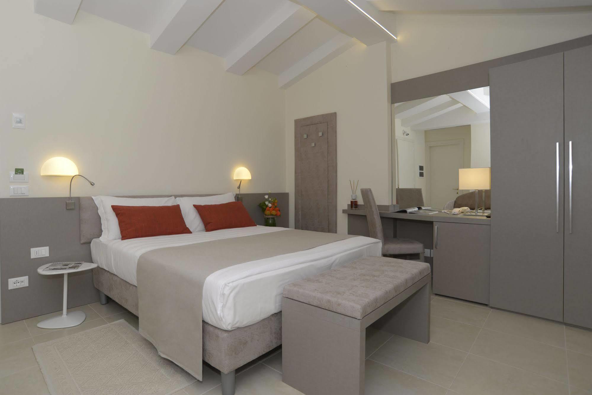 Leone Hotel