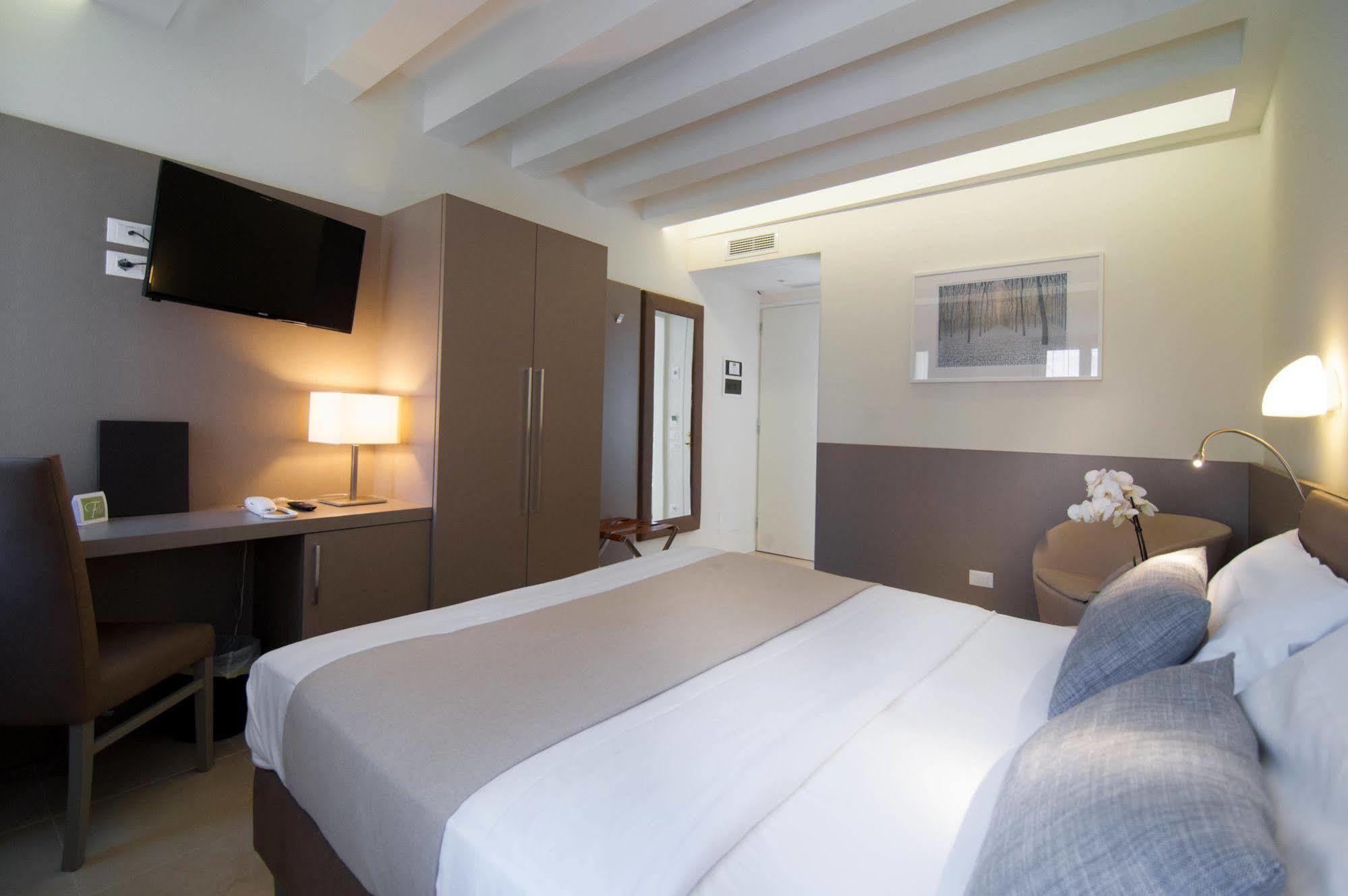 Leone Hotel 3*