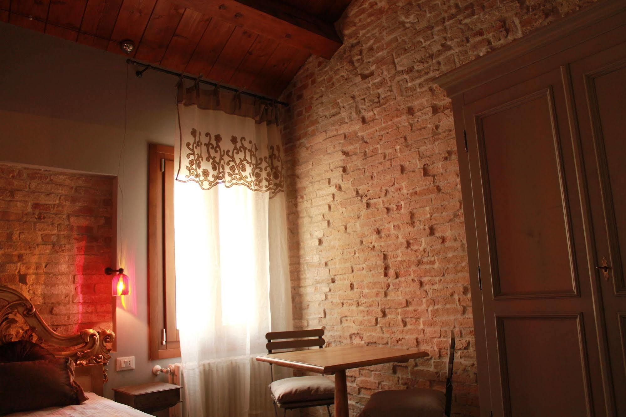 Rosso Charm Venice