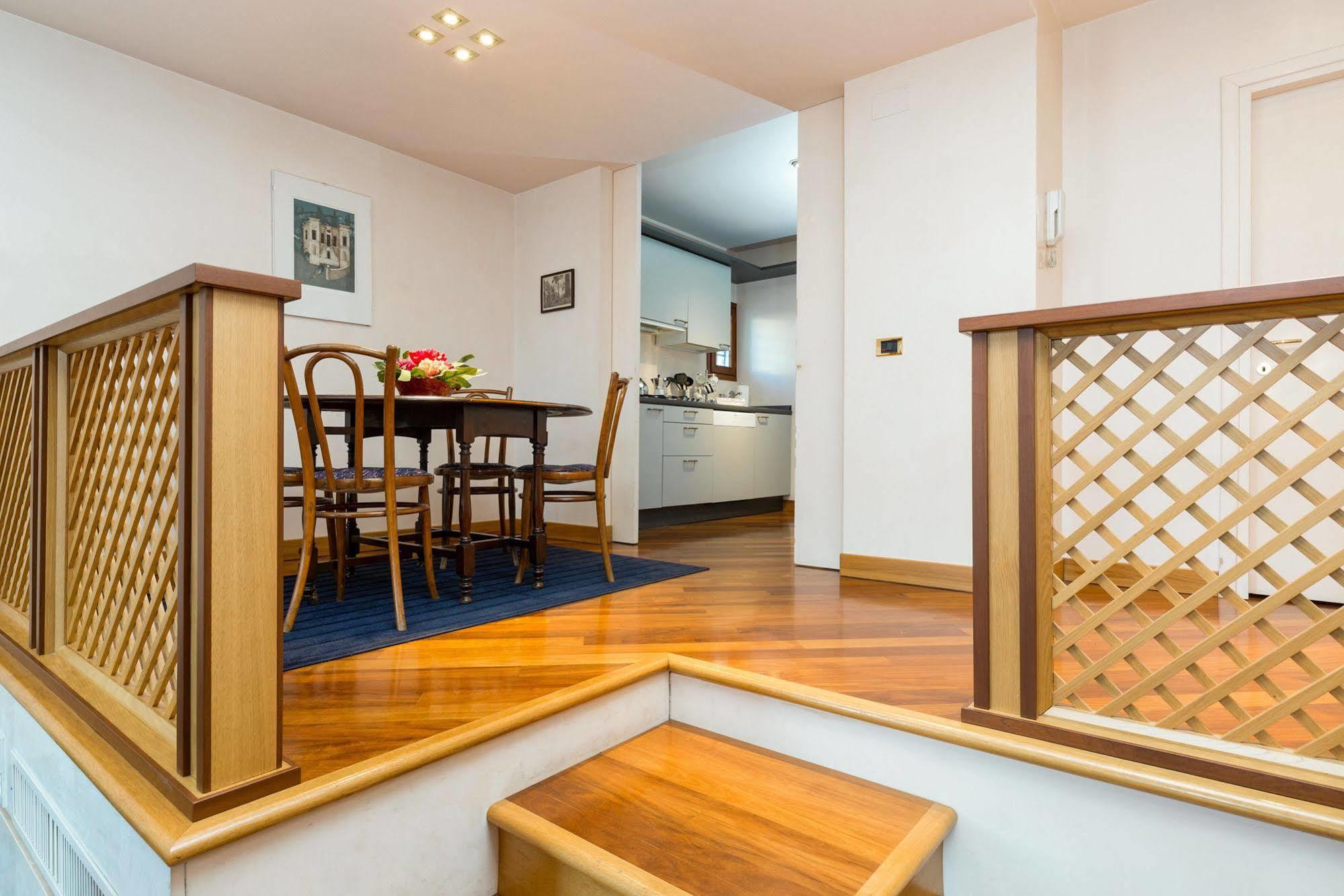Palazzo San Marco: Historic With Lift Apartment