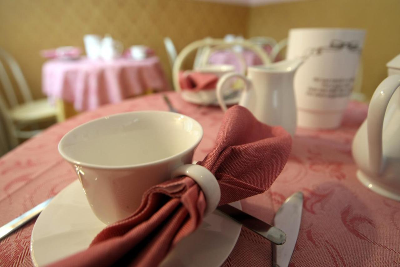 Bed & Breakfast Art Dreams