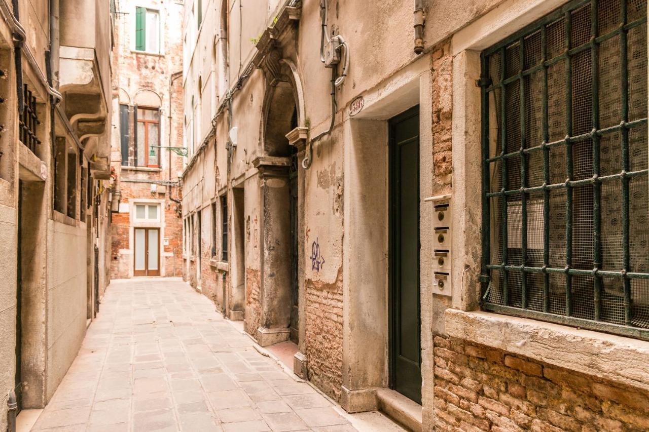 Gold And Red - The Venetian Style With Terrace Venice