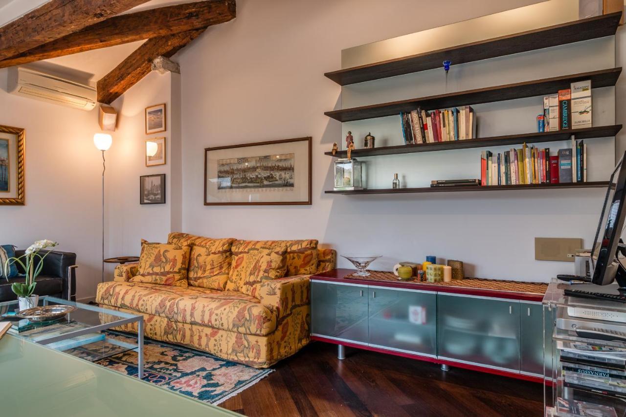 Gold And Red - The Venetian Style With Terrace Apartment *