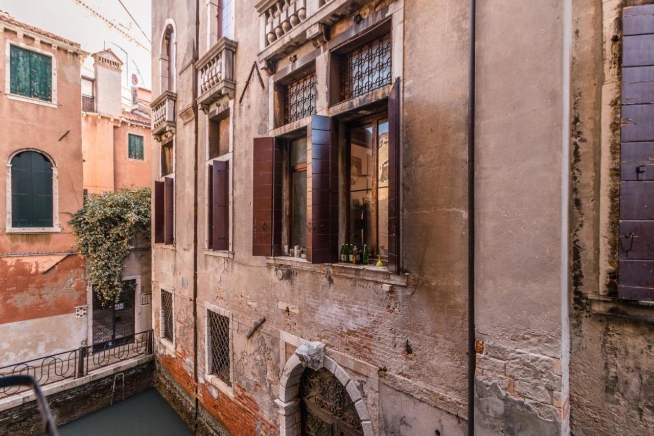 Fenice Backstage Over Canal Veneza