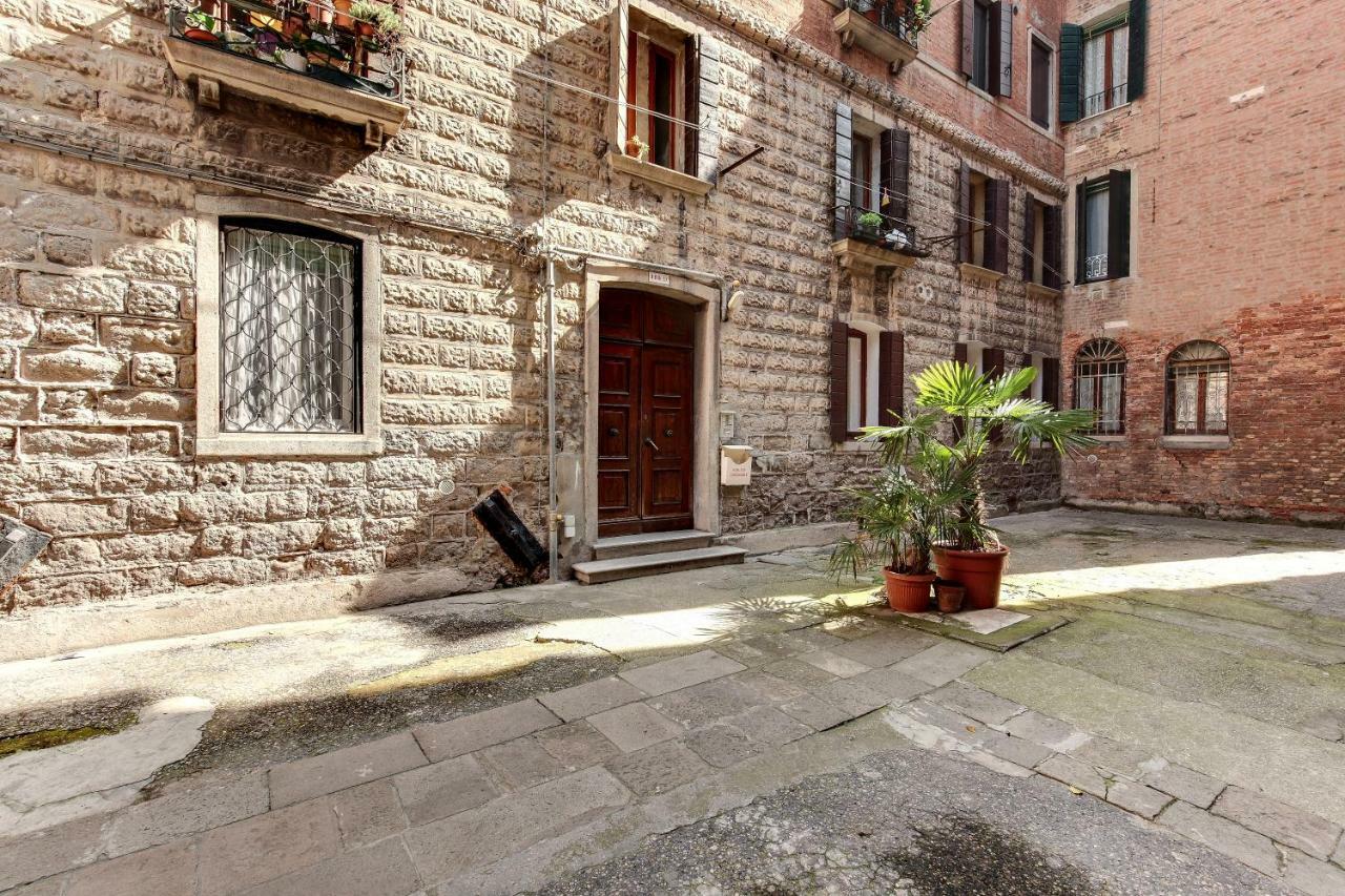 Apartment White Flowers With Canal View By Wonderful Italy *
