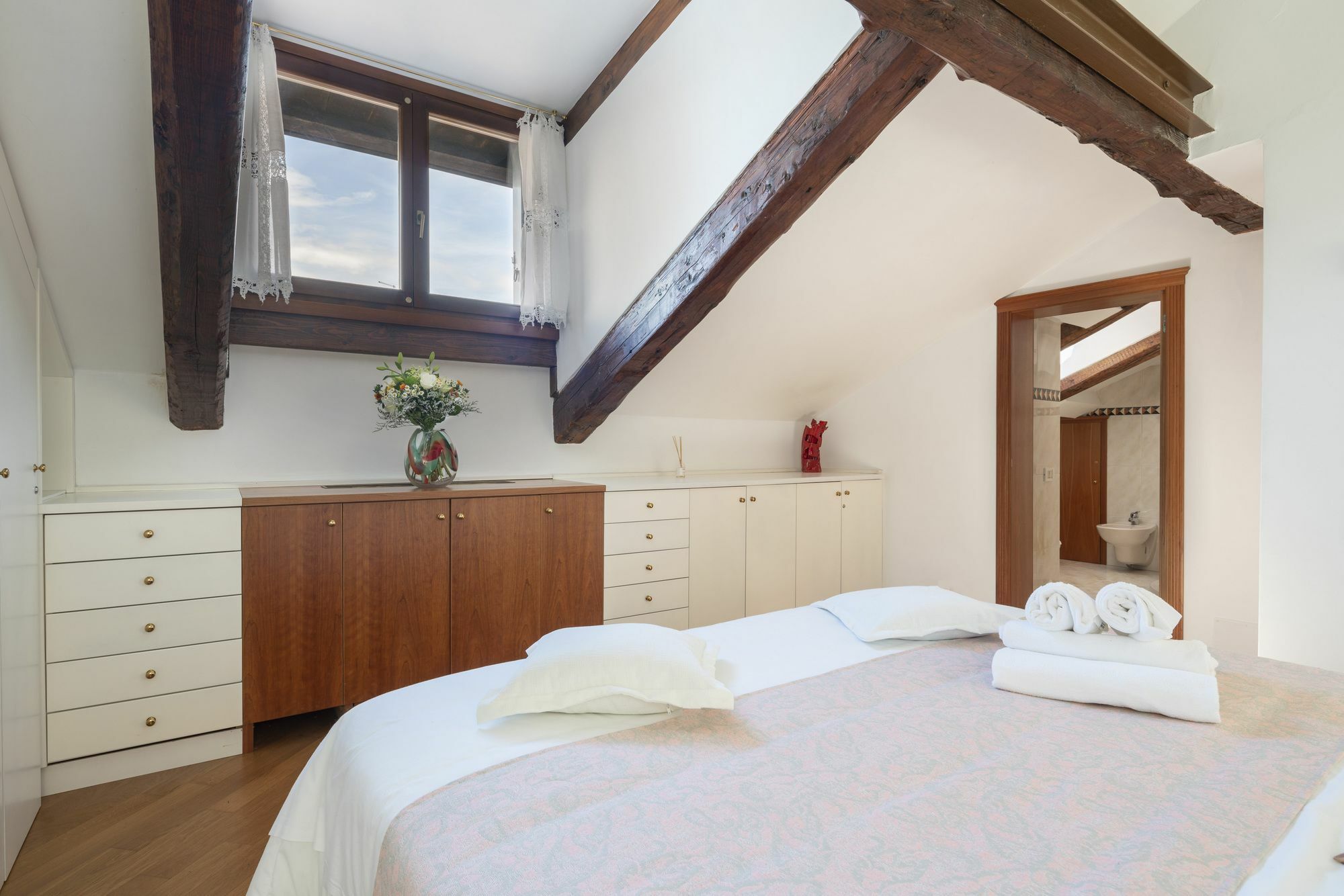 Ve.n.i.ce Cera Angels' Attic Apartment *