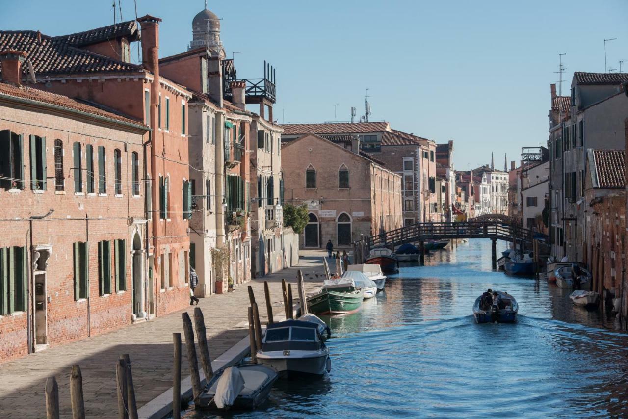Art Painting With Canal View Apartment Venice