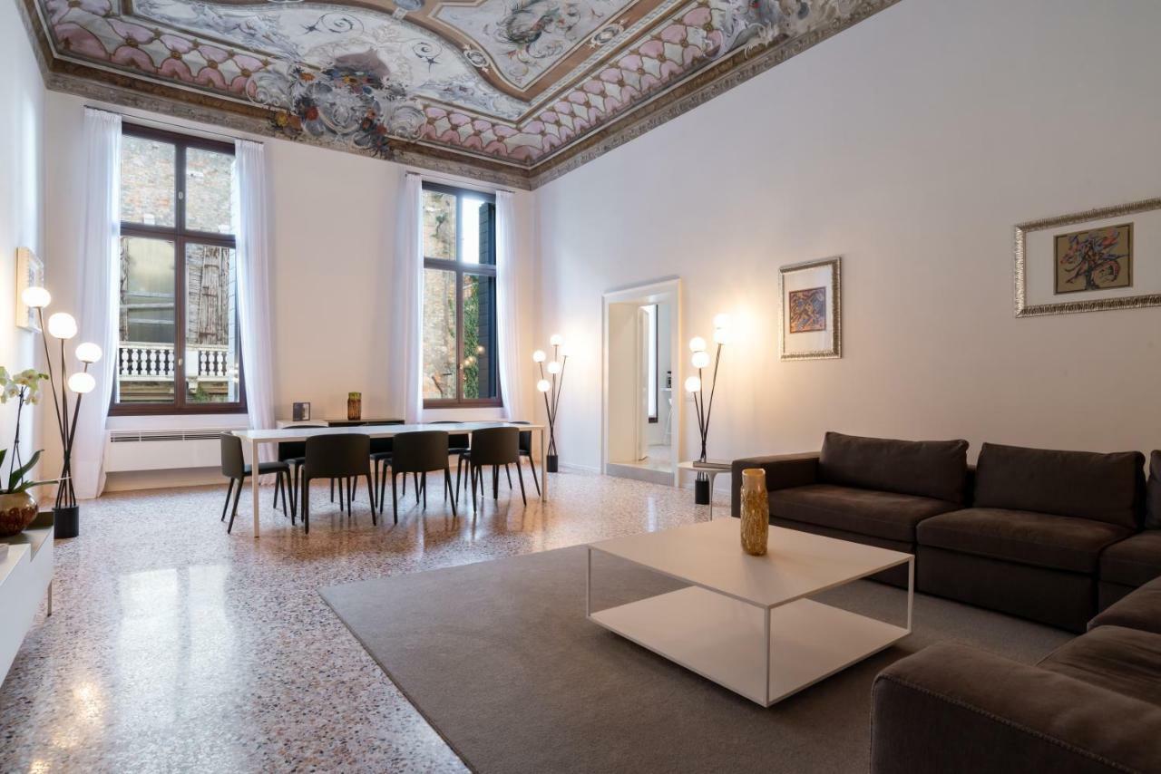 Palazzo Vendramin Costa *