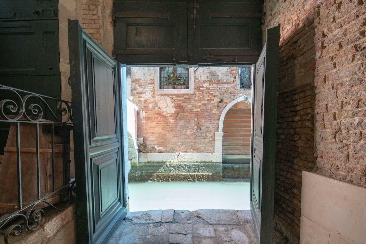 Ponte Raspi Canal View Apartment Venice
