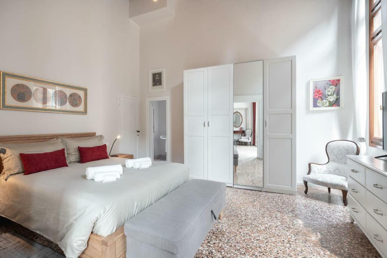 Apartment Ponte Raspi Canal View Venice