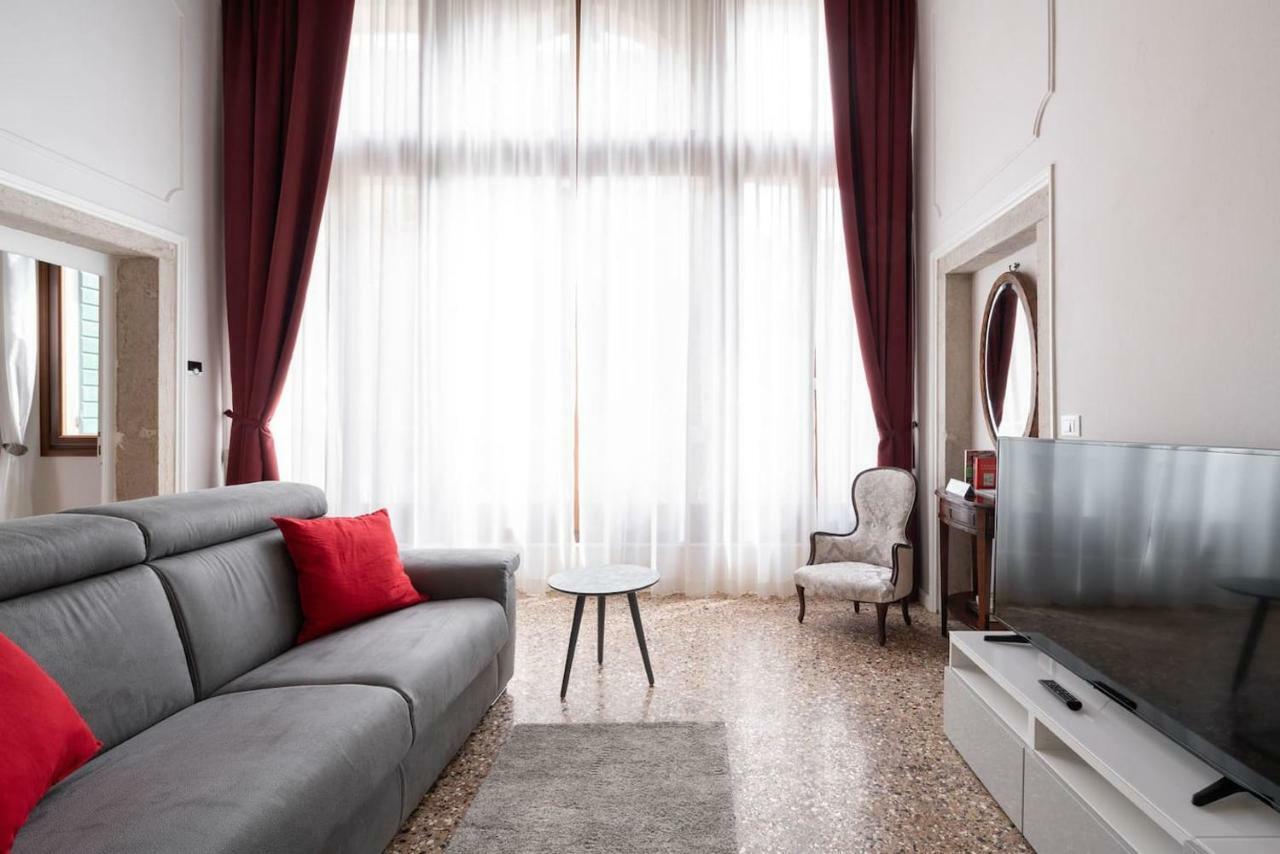 Ponte Raspi Canal View Apartment Venice
