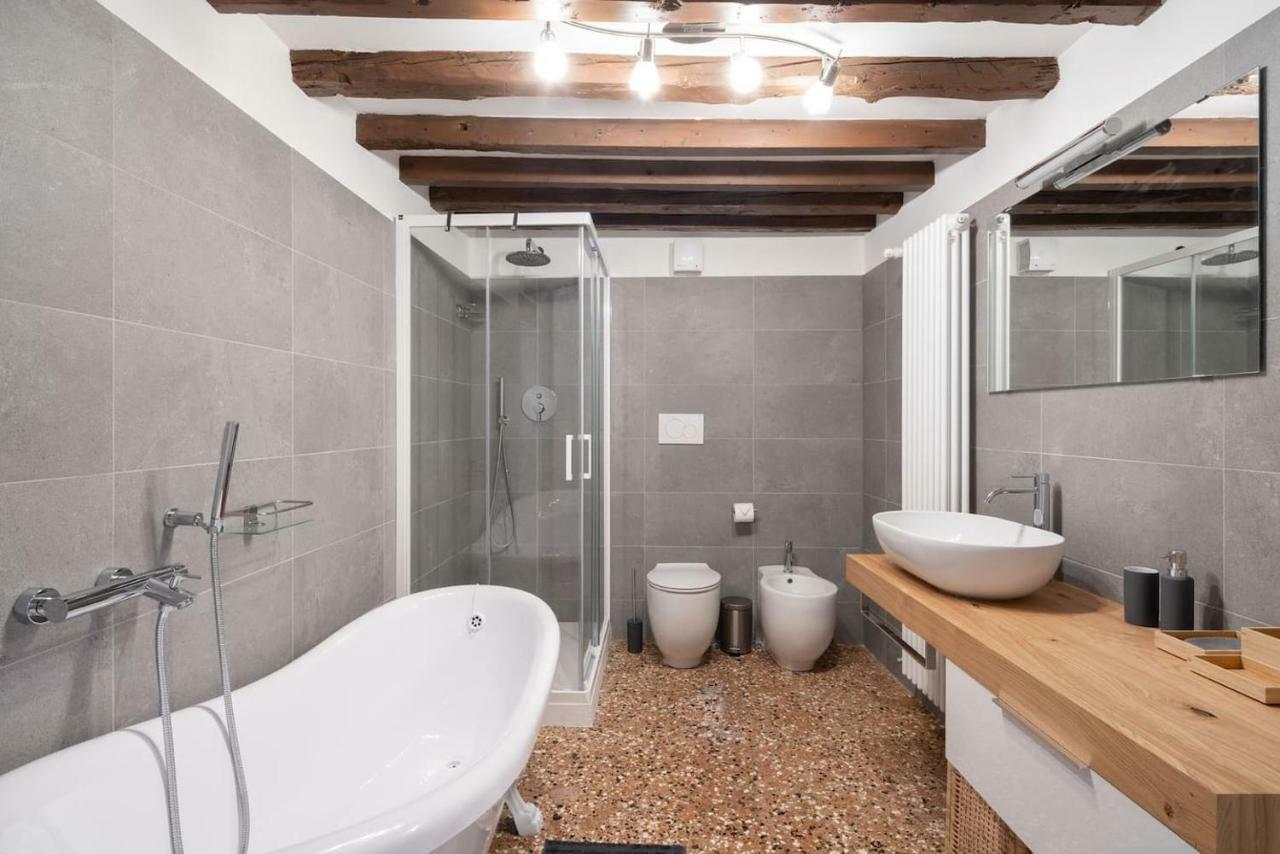 Ponte Raspi Canal View Apartment Venice