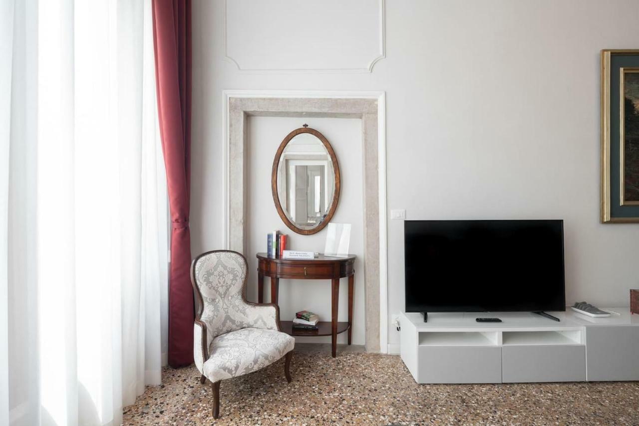 Ponte Raspi Canal View Apartment *