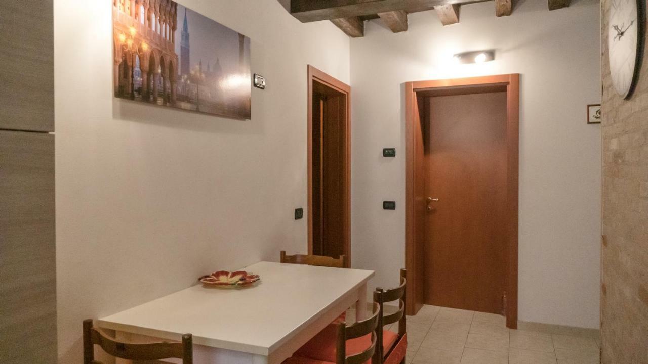 Apartamento La Gondola - Beautiful Canal View Veneza