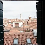 Lion Rooftop Apartments Venice Novita\'